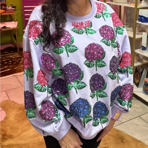 Queen of sparkles hydrangea sweatshirt.  Gorgeous print and design. - Picture 1 of 3